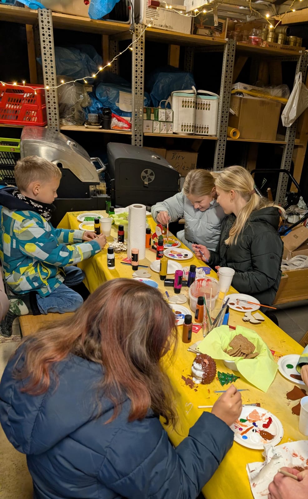 Kinder beim Basteln von Schmuck für den Weihnachtsbaum